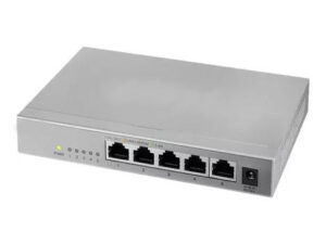 Switch with four ports for ethernet, with cables. (no wifi)